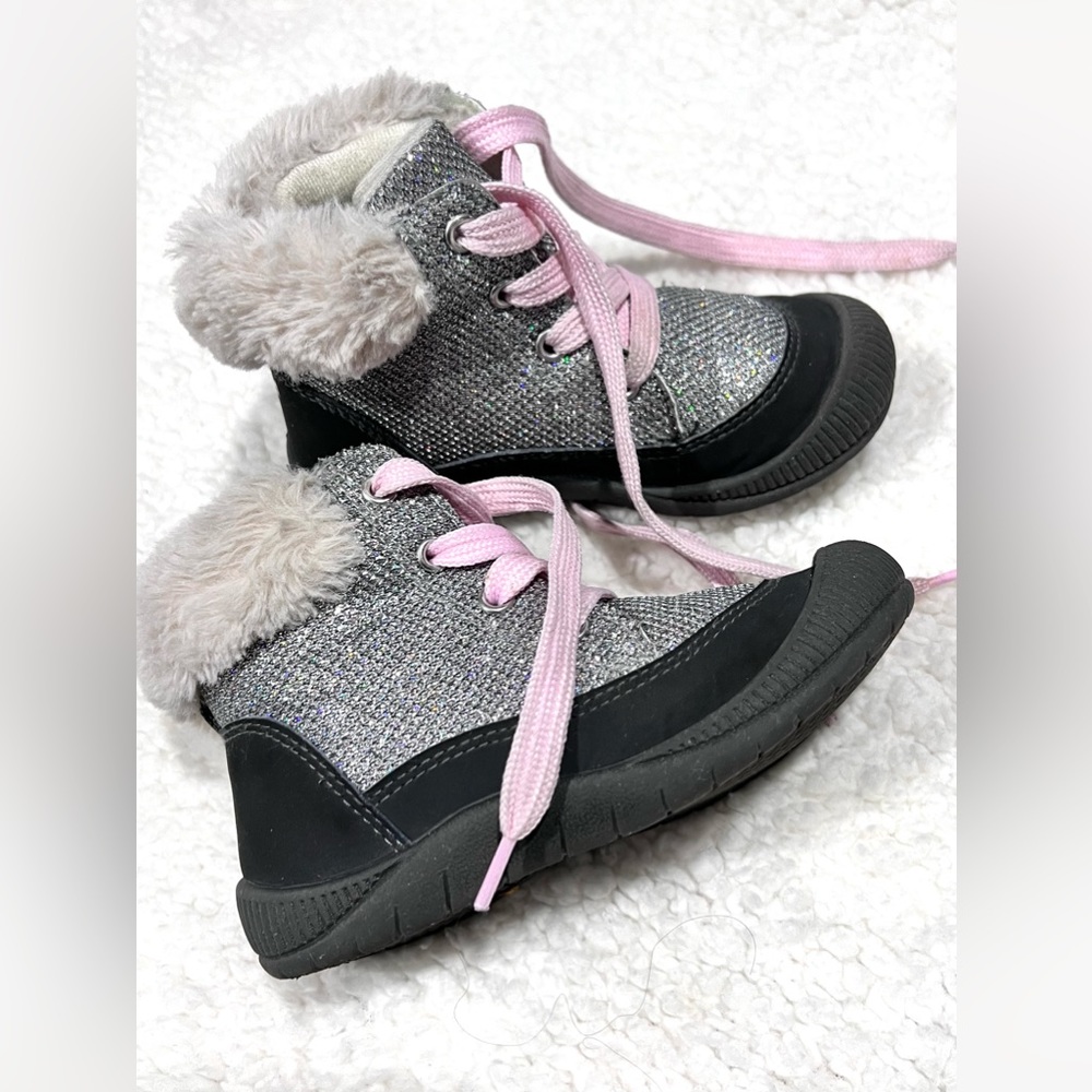 OshKosh B'gosh Toddler Girl's Metallic
Silver Lace Up Snow Boots Size 9.
